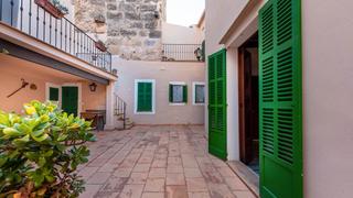Towny house in Ciutat d´Alcúdia. Casal típico mallorquín con muchas posibilidades
