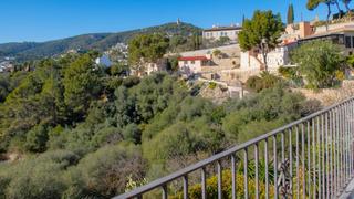 Towny house in La Bonanova. Villa histórica restaurada con piscina y vistas al valle a sólo