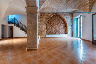Maison jumelée à Campos. Casa adosada con una céntrica ubicación en campos con potencial