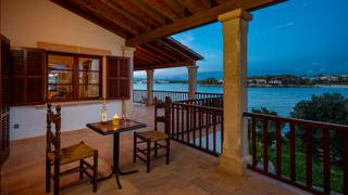Casa aparellada a Portocolom. Chalet en primera linia de portocolom