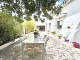 Rent Towny house in El Terreno. Acogedora casa familiar con un amplio patio y aparcamiento cubie