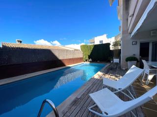 Duplex in La Bonanova. Dúplex con piscina privada y vistas parciales al mar en la bonan