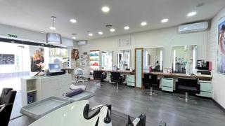 Business premise in Palmanova. Se traspasa elegante peluquería en zona muy comercial son caliu.