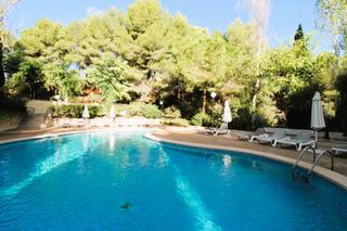 Ground floor in La Bonanova. Planta baja con jardín privado y piscinas comunitarias en reside