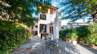Casa aparellada a Sóller. Casa de pueblo del siglo xix reformada con gusto en el centro hi