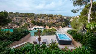 Chalet in Cala Pi-Vallgornera. Espectacular casa adosada con licencia etv en primera línea de m