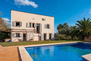 Country house in Establiments. Encantadora finca familiar con bonita piscina y gran jardín en e