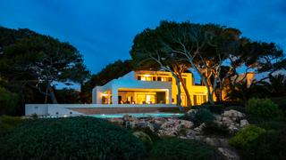 Chalet en Cala d´Or. Espectacular villa en primera línea de mar en cala dor con licen