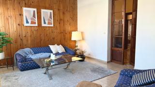Apartament a Foners. Elegante apartamento con techos altos y gran potencial, a pocos