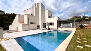 Casa aparellada a Portopetro. Villa cerca del puerto deportivo con vistas al mar, piscina priv
