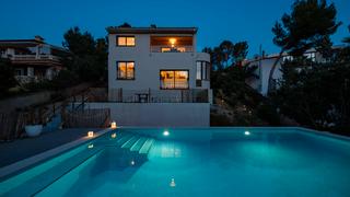 Xalet a Costa de la Calma. Villa moderna reformada con vistas al mar y a un minuto andando