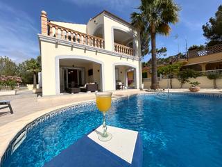 Casa aparellada a El Toro. Elegante casa independiente de 5 dormitorios con piscina privada