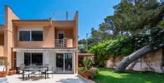 Casa pareada en Portals Nous. Chalet adosado con vistas parcial al mar en portals nous