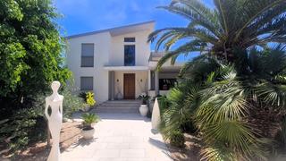 Chalet à Sant Llorenç des Cardassar. Villa mediterránea con piscina en una zona tranquila de sa coma