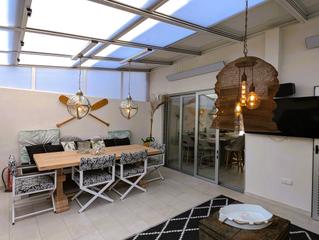 Chalet à Cala Llombards. Casa moderna con licencia vacacional en cala llombards