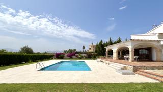 Casa aparellada a Es Garrovers. Exclusivo chalet unifamiliar con piscina, jardn y vistas abiert