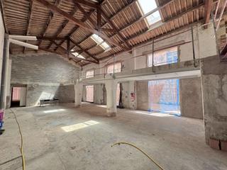 Business premise in Plaça dels Patins. Impresionante nave con proyecto para convertir en viviendas en e