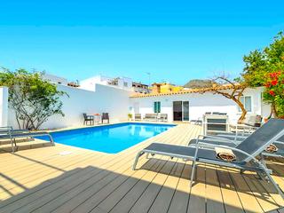 Chalet in Port de Pollença. Amplia casa con licencia de alquiler vacacional en el centro con