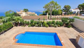 Chalet in Badia Blava-Badia Gran-Tolleric. Villa luminosa con vistas al mar, piscina y gran potencial en ba