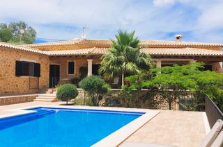 Chalet à Esporles. Villa en estilo mediterráneo en esporles con licencia vacacional