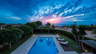 Chalet in Sa Torre. Villa mediterránea exclusiva con vistas al mar y piscina grande