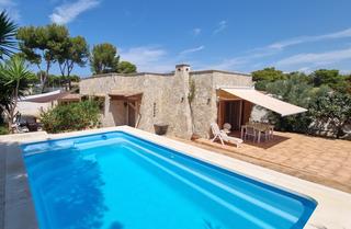 Casa aparellada a El Toro. Acogedora casa familiar con amplio jardín y piscina privada en e