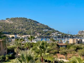 tic a Port DAndratx. tico con vistas al mar y montaas en exclusivo complejo de puer