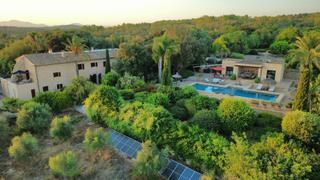 Masía en Porreres. Finca histórica con jardín espléndido y vistas panorámicas en po