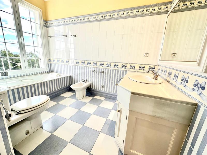 Foto c576aa7c-7799-4591-a44d-bc2cb3d99c6f. Alquiler chalet villa de estilo neoclásico con vistas al mar en bendinat en Calvià