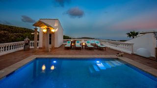 Chalet à Costa d´en Blanes. Villa con impresionantes vistas panorámicas, piscina privada y a