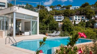 Chalet à Costa d´en Blanes. Villa única de diseño con vistas al mar, situada en una de las c