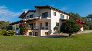 Chalet en Puntiró. Eleganta villa mediterránea con vistas al mar en puntiro