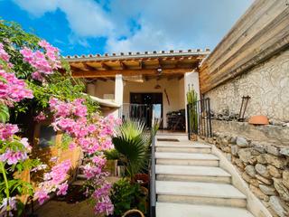 Casa aparellada a Búger. Acogedora casa de pueblo en búger con jardínpatio, terraza y apa