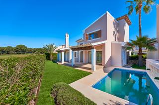 Xalet a Santa Ponça. Villa unifamiliar con jardín, piscina privada y vistas al golf e
