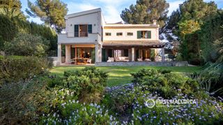 Chalet in Santa Pon�a. Exclusiva villa de ensue�o con vistas parciales al mar en santa