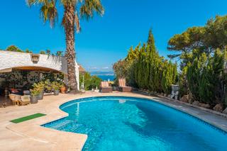 Chalet in Cala Blava-Bellavista. Elegante casa con acceso al mar en ubicación tranquila en cala b