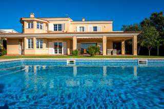 Chalet in Sa Torre. Elegante villa con vistas al mar cerca del campo de golf de maio