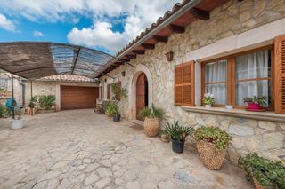 Casa adosada en Mancor de la Vall. Vivienda triplex con piscina y vistas al pueblo de mancor de la