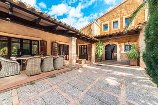Country house in Establiments. Finca única en medio de los viñedos cerca de palma con vistas a