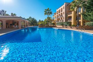 Penthouse in Santa Ponça. Impecable ático con vistas parciales al mar y a poca distancia d