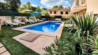 Towny house in Port d´Alcúdia-Platja dÁlcúdia. Chalet con licencia de alquiler vacacional a poca distancia del
