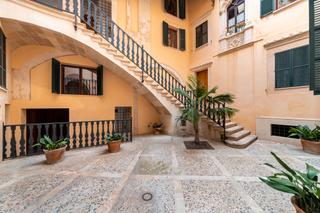 Apartment in Monti-Sion. Lujosos pisos en un emblemático palacio histórico en la mejor zo