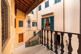 Apartment in Monti-Sion. Lujosos pisos en un emblemático palacio histórico en la mejor zo