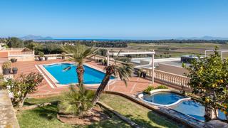 Xalet a Muro. Moderna casa de campo con fantásticas vistas al mar y al campo