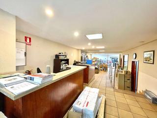 Business premise in Son Cotoner. Amplia propiedad comercial con oficina y espacio de almacén