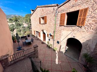 Towny house in Bunyola. Dos casas mallorquinas con fachada de piedra y maravillosas vist