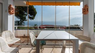 Ground floor in Cas Català-Illetes. Amplio apartamento en planta baja en primera línea del mar en il