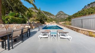 Maison jumelée à Selva. Casa con piscina y licencia vacacional con vistas panorámicas en