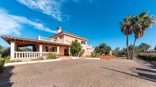 Chalet in Es Garrovers. Soleado chalet en es garrovers con licencia vacacional