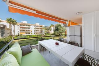 Apartament a Portals Nous. Elegante apartamento en primera línea de playa en el suroeste de